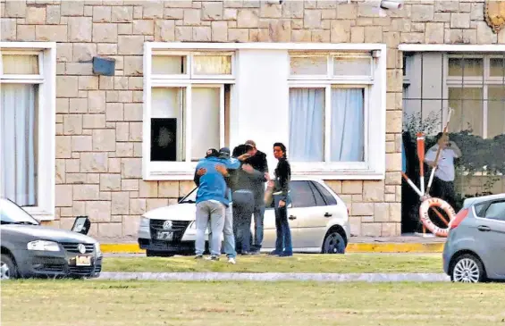  ?? F. GASTIARENA ?? Sin consuelo. Un grupo de familiares, ayer a la tarde, en Mar del Plata. Fue minutos después del anunció de que ya no habría rescate.