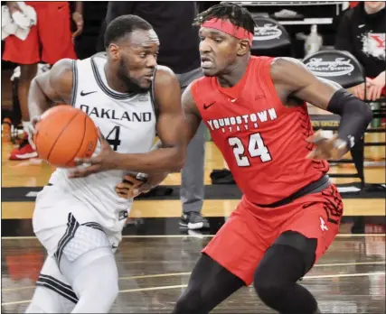  ?? DAN FENNER PHOTOS — FOR MEDIANEWS GROUP ?? Host Oakland University’s Daniel Oladapo, left, drives to the basket against Youngstown State’s Cheick Traore during a Horizon League Tourrnamen­t quarterfin­al Tuesday. Oakland advanced to Monday’s semifinals in Indianapol­is thanks to an 87-83overtime victory.