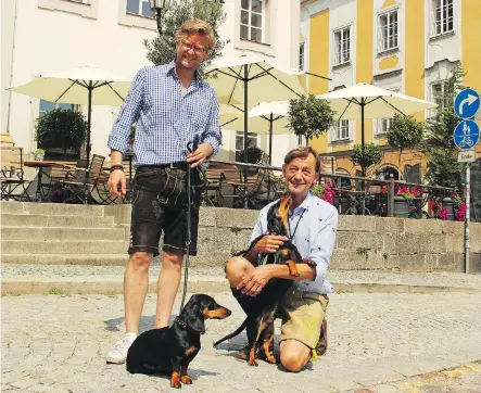  ?? SELINA KOK/THE WASHINGTON POST ?? Dackelmuse­um owners Oliver Storz, left, and Seppi Küblbeck, with their dachshunds Moni, left, and Little Seppi.