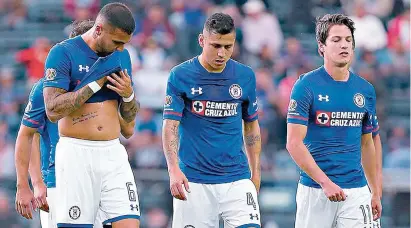  ??  ?? CRUZ AZUL SIGUE sin carburar y León estuvo cerca de ganar. Al final, empate sin goles.