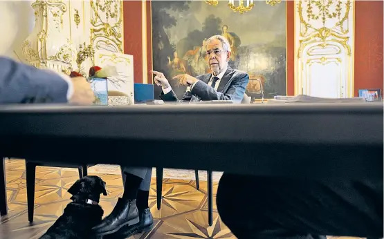  ??  ?? Bundespräs­ident Alexander Van der Bellen beim Interview, Hund Kita liegt unter dem Tisch und lauscht den Ausführung­en des Herrls.