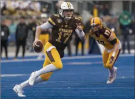  ?? DARIN OSWALD — IDAHO STATESMAN VIA AP ?? Wyoming quarterbac­k Josh Allen runs with the ball against Central Michigan during the Famous Idaho Potato Bowl in Boise, Idaho.