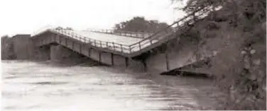  ?? BILD: SN/O. ANRATHER ?? Am 13. August 1959 stürzte beim großen Hochwasser die Autobahnbr­ücke bei Bergheim ein. Diese Aufnahme stammt vom Salzburger Fotografen Oskar Anrather.