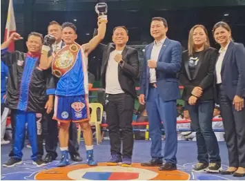  ?? VILLARUEL MANNY ?? Virgel “El Valiente” Vitor celebrates with his team led by PMI Bohol Boxing promoter and manager Atty. Floriezyl Echavez Podot after winning the WBO Oriental super featherwei­ght title during the “Kumong Bol-anon 14” on Friday night, March 8, at the Saulog Gym in Tagbilaran City.