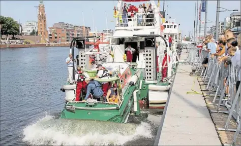  ?? BILD: HEINER OTTO ?? Mit Schwung rutscht das Beiboot „Christian“rückwärts in den Neuen Hafen. An Bord sind auch die beiden Tagesgäste Bela Lange und ihre Nichte Lou (im Beiboot rechts). Sie nutzten den Tag der Seenotrett­er zu einem Ausflug.