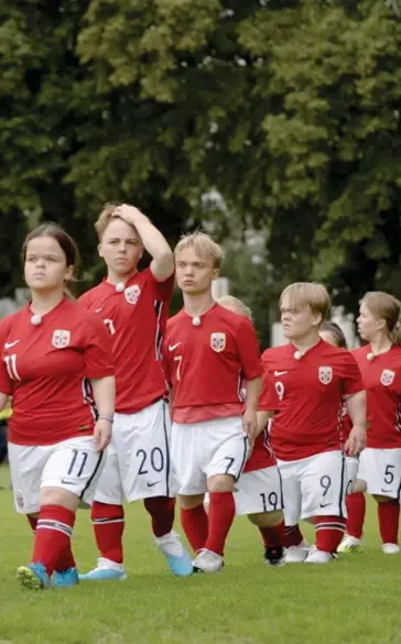  ?? Teddy TV/NRK ?? U
Tidligere fotballpro­ff Ole Martin Årst er Norges første landslagst­rener for kortvokste.