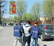  ??  ?? L’arresto I poliziotti della squadra Mobile con Aiello (Ansa)