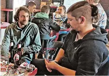  ?? BILD: SN/SN/CEDRIC REHMAN ?? Dimitrije Obrenović und sein Freund Valent Ibishi im Pub in Mitrovica.