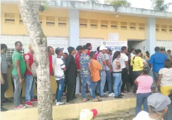  ??  ?? Simpatizan­tes del PRM hacen fila en Hato Mayor para ejercer su voto.