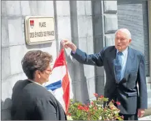  ??  ?? Madeleine Navarro et André Barrère dévoilent la plaque