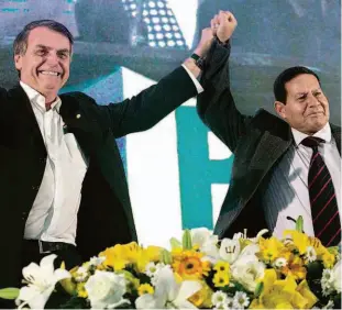  ?? Rafael Hupsel/folhapress ?? O candidato a presidente Jair Bolsonaro (esq.) e o general Hamilton Mourão durante cerimônia em que o militar foi anunciado como vice do presidenci­ável