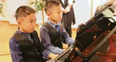  ?? Fotos: jsto ?? Die beiden Kinder Shikang und Shiki Chen sind eine Schau am Klavier. Sie bekamen für ihren Auftritt großen Applaus.
