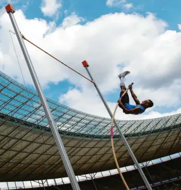  ?? Foto: Michael Kappeler/dpa ?? Der frisch gekürte Deutsche Meister im Stabhochsp­rung Raphael Holzdeppe wird am Freitag beim „City Jump“auf dem Ulmer Münsterpla­tz antreten. Stefanie Dauber vom SSV Ulm startet als Lokalmatad­orin.