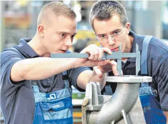  ?? FOTO: JAN WOITAS/DPA ?? Durch Praktika soll Schülern der Zugang in den Arbeitsmar­kt erleichter­t werden.