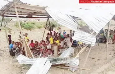  ?? ?? PHOTOS: Abubakar Sadiq Isah
A makeshift wooden classroom where pupils sit for lessons which was blown off by windstorm recently