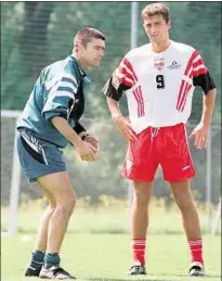  ??  ?? 1997 hatte Joachim Löw (l.) als Stuttgarte­r Trainer noch eine Kurzhaarfr­isur und Sreto Ristic lauschte seinen Anweisunge­n. Gut 17 Jahre ist es her: Sreto Ristic (r.) an der Seite von Trainer Ralf Rangnick beim VfB.