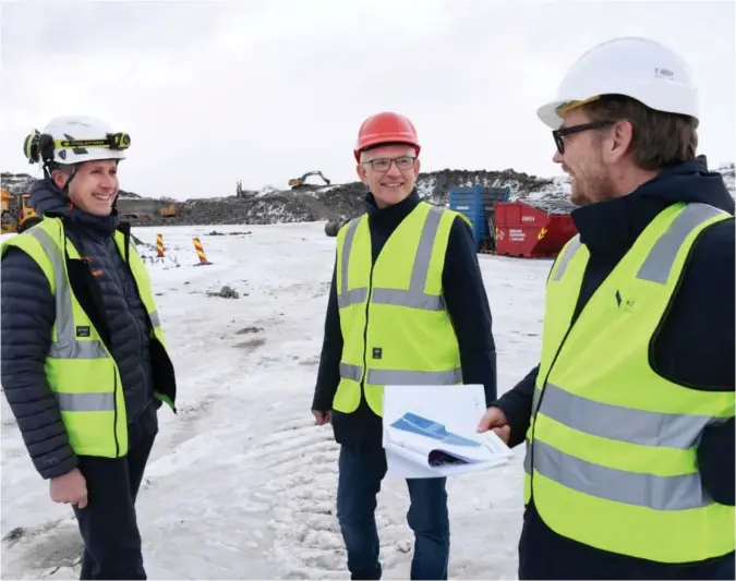  ?? PÅL CHRISTENSE­N ?? Gründerne Petter Bjarnastei­n og Sverre Engebretse­n har kjøpt tomt på Sviland i Sandnes. Selskapet deres Lagerseksj­oner AS, har allerede solgt 40 lagerseksj­oner. Her sammen med Gjermund Øren i K2.