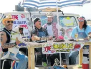  ?? Picture: FREDLIN ADRIAAN ?? TEAM SPIRIT: The Hillbillys Arms, from left, Julian Munro, Buzz, Kimbo van der Riet, Paul Warren and Neil Wallace took part in the Jam Jar Rally between Port Elizabeth and Steytlervi­lle