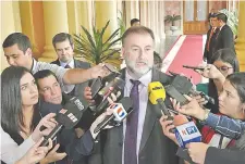  ??  ?? El ministro Benigno López advierte que el país se expone a una sanción internacio­nal por no cooperar en la lucha antilavado.