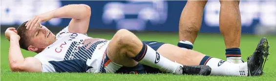  ?? GETTY IMAGES ?? Injury concern: fly-half Owen Farrell goes down with a head knock during Saracens’ victory against Exeter on Saturday