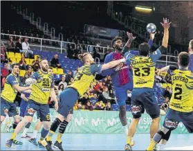  ?? FOTO: PEP MORATA ?? El Bidasoa-Irun peleó hasta el minuto final en el Palau