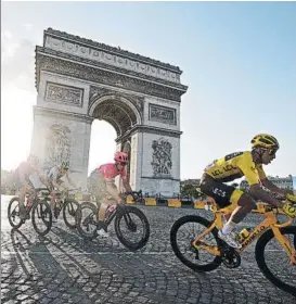  ?? FOTO: EFE ?? El colombiano Egan Bernal, con el amarillo en la llegada a París en 2019