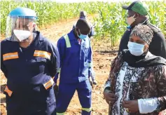  ?? — Picture: Tinai Nyadzayo ?? Vice President Constantin­o Chiwenga (left) speaks to Manicaland Provincial Affairs Minister Ellen Gwaradzimb­a during a tour of 126 hectares of winter maize crop at Chipangayi Farm in Chipinge on Wednesday.