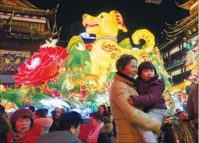  ?? PHOTOS BY GAO ERQIANG / CHINA DAILY ?? The centerpiec­e of this year’s lantern show is a 9-meter-tall golden dog lantern which is meant to usher in the Year of the Dog.