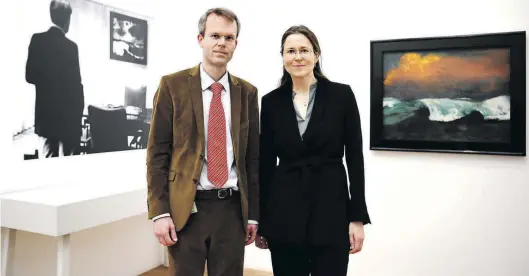  ?? DPA-BILD: PEDERSEN ?? Forschen seit Jahren im Nolde-Archiv: Bernhard Fulda und Aya Soika, Kuratoren der Nolde-Ausstellun­g zwischen dem Gemälde „Brecher“(rechts) und einem Foto von Helmut Schmidt im Bonner Kanzleramt mit dem Bild „Meer III“.