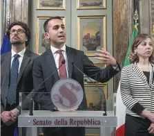  ??  ?? Due squadre a duello Di Maio con i capigruppo Toninelli e Grillo e, sopra, la delegazion­e unita del centrodest­ra con Salvini, Meloni e Berlusconi