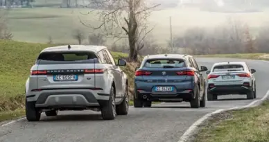  ??  ?? Electrific­area aduce cu sine o greutate în plus, modelele PHEV fiind cu aproximati­v 150 kg mai grele decât cele cu motor termic clasic. Evoque este cea mai grea mașină din test.