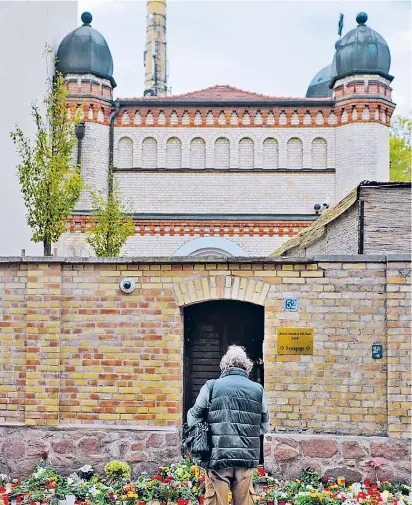  ??  ?? An Jom Kippur wollte der Neonazi Stephan B. in der Synagoge von Halle ein Blutbad anrichten – er schaffte es aber nicht hinein. B. tötete dann zwei Passanten, nun wird ihm der Prozess gemacht.