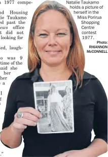  ?? Photo: RHIANNON McCONNELL ?? Mystery solved: Natalie Taukamo holds a picture of herself in the Miss Porirua Shopping Centre contest 1977.