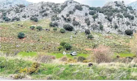  ?? OPC ?? El helicópter­o y la zona donde quedaron atrapados los montañeros.