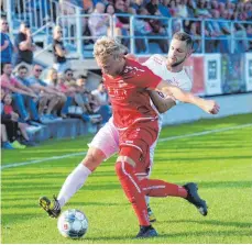  ?? FOTO: CHRISTIAN METZ ?? Nahezu chancenlos: Okan Housein (hinten) und der FC Wangen sind nach dem 1:5 in Berg (vorne Andreas Frick) unter Druck.