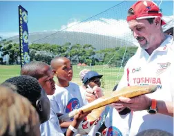  ?? PICTURE: ROSS JANSEN ?? DELIGHTED: Meyrick Pringle signs a bat for a fan.