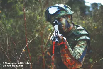  ??  ?? A Singaporea­n soldier takes aim with the SAR-21