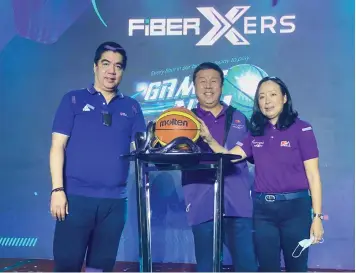  ?? (Charlene Cayabyab) ?? CONVERGE FIBER XERS.
Converge ICT Solutions with its team “FiberXers” officially joined the Philippine Basketball Associatio­n (PBA). In photo are PBA Commission­er Willy Marcial, Converge ICT Founder and CEO Dennis Uy, and Converge ICT President and CoFounder Maria Grace Uy during the formal unveiling of the FiberExers basketball team at Shangri-La Manila.