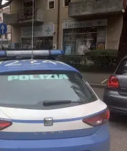  ??  ?? Nel mirino La polizia di fronte alla farmacia che è stata presa di mira da due banditi