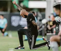  ?? @mls no Twitter ?? Técnico Henry fica de joelhos por 8min46s, o mesmo tempo que George Floyd foi asfixiado