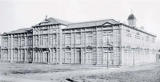  ?? ANDRÉS FERNÁNDEZ PARA LA NACIÓN. ?? Principios siglo XX. El edificio de las Escuelas Graduadas antes de la construcci­ón de su plaza, hacia 1905. Fotografía de Fernando Zamora.