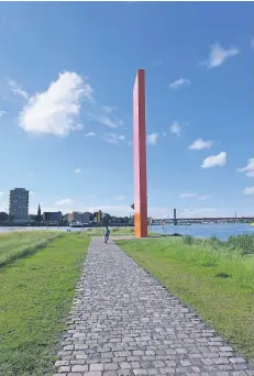  ?? FOTO: R. LEUCHTER ?? Der Ruhrtalrad­weg endet nun an der Skulptur Rheinorang­e, die seit 1992 an der Mündung der Ruhr in den Rhein steht.