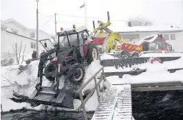  ?? FOTO: SILJE BRATLAND ROKSVÅG ?? HEVET: Fredag morgen var Josephsen bilberging på plass og hevet traktoren.