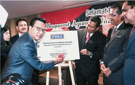  ??  ?? One for the album: Liow posing for a photo after signing on a plaque to launch the Malaysian Driving Institutes Associatio­n’s 18th annual meeting in Putrajaya. With him are associatio­n president Mat Aris Bakar (second from left) and JPJ...