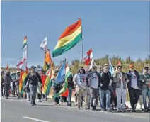  ?? AIZAR RALDÉS / AFP ?? Masas. Manifestan­tes de una de las marchas que van hacia La Paz.