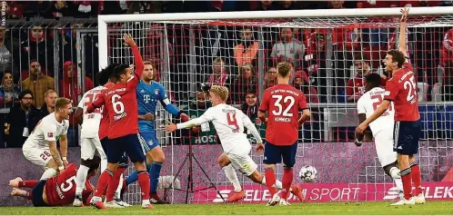  ??  ?? Drin! Felix Götze (M., Nr. 4) hat gerade das 1:1 für Augsburg erzielt und den Bayern damit zwei Punkte geklaut. Manuel Neuer hatte gepatzt.