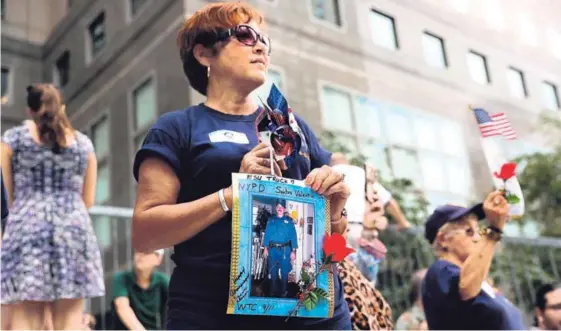  ?? AFP ?? Familiares de policías fallecidos por los atentados del 11 de setiembre marcharon el viernes por las calles de Manhattan, en Nueva York.