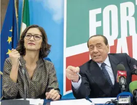  ?? Ansa ?? Azzurri
La capogruppo alla Camera Mariastell­a Gelmini insieme a Silvio Berlusconi