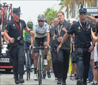  ??  ?? ESCOLTADO. Valverde, protegido por los policías y también en el Movistar: es el líder para esta Vuelta.