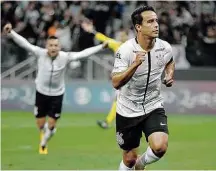  ?? Daniel Vorley/Agif/Folhapress ?? Jadson celebra primeiro gol do Corinthian­s contra a Ponte
